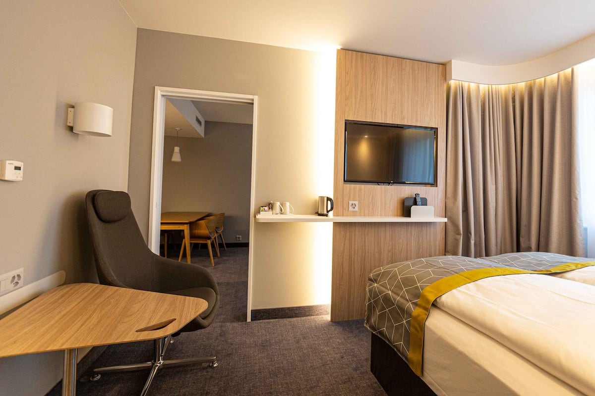 Suite, 1 Queen-Bett (Free Breakfast) | Schreibtisch, schallisolierte Zimmer, Bügeleisen/Bügelbrett