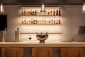Bar (on property) - Holiday Inn Express Aarburg - Oftringen by IHG (Aarburg)