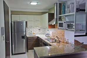 Réfrigérateur, micro-ondes, plaque de cuisson, lave-vaisselle