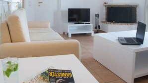 4 bedrooms, iron/ironing board, internet, bed sheets