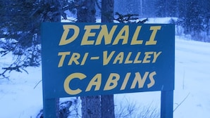 A sign for Denali Tri-Valley Cabins. - Cozy Bear Log Cabin Tri-Valley  (Healy)