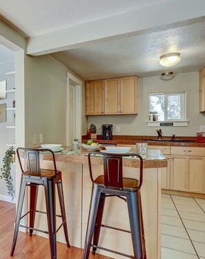 Kylskåp, mikrovågsugn, ugn och spishäll