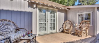  Walk To Downtown & The Last Blockbuster from recently renovated home. 3 Bed/2ba