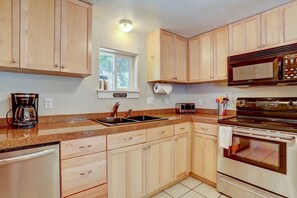 Fridge, microwave, oven, stovetop -  Walk To Downtown & The Last Blockbuster from recently renovated home. 3 Bed/2ba (Bend)