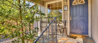  Walk To Downtown & The Last Blockbuster from recently renovated home. 3 Bed/2ba