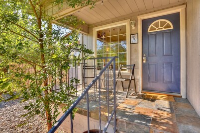  Walk To Downtown & The Last Blockbuster from recently renovated home. 3 Bed/2ba