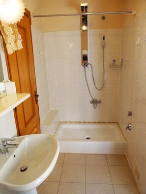 Een douche, een bidet, handdoeken