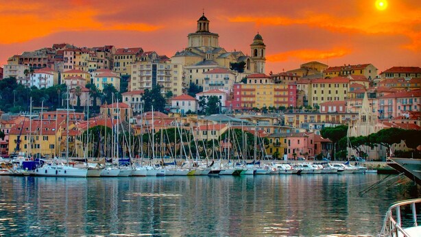 A coastal cityscape with a prominent church and colorful buildings. - Casa Sole - Vacation apartments on the Flower Riviera, decorated with love (Diano San Pietro)