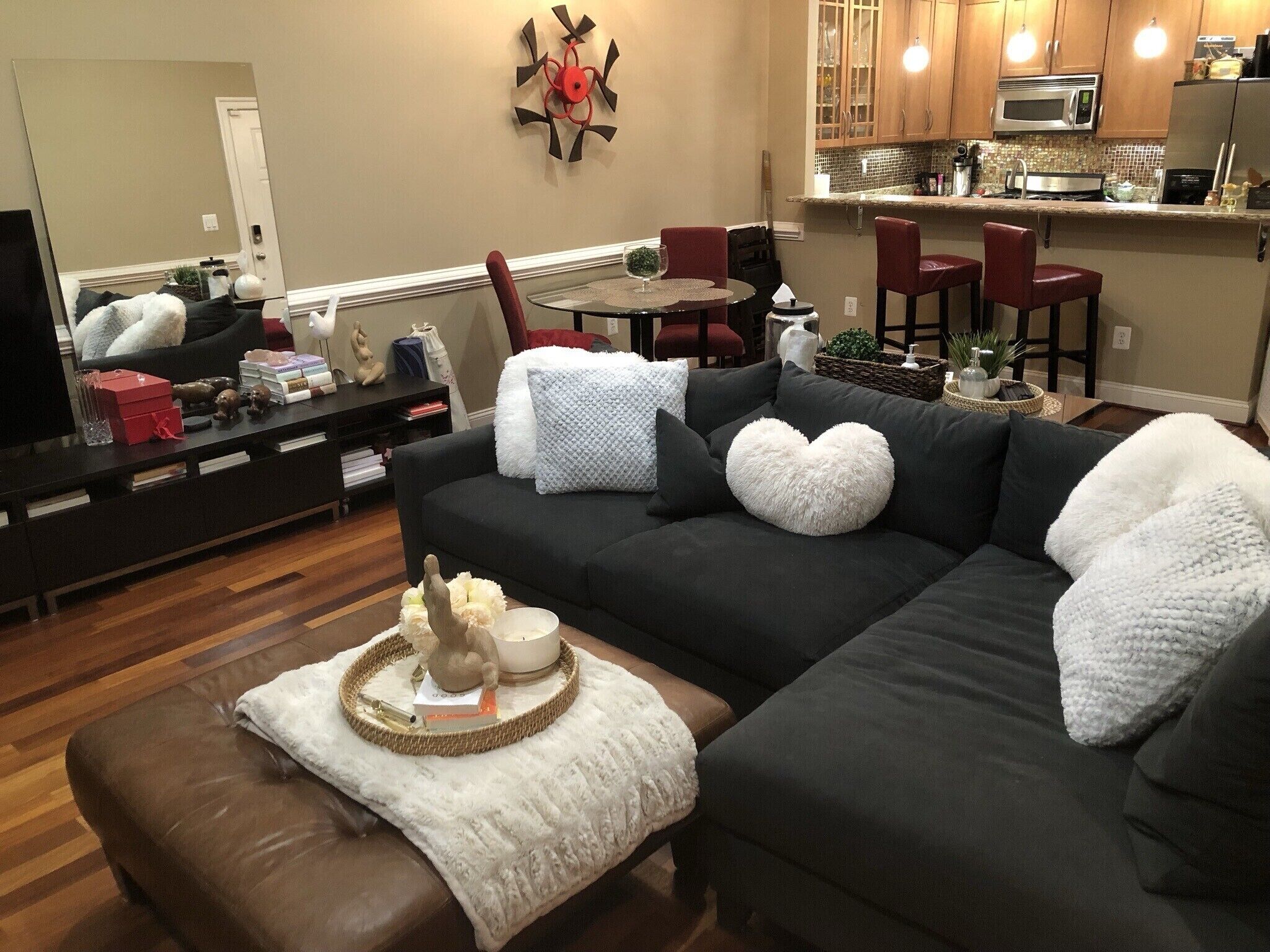 Smart TV, Hulu, books, streaming services