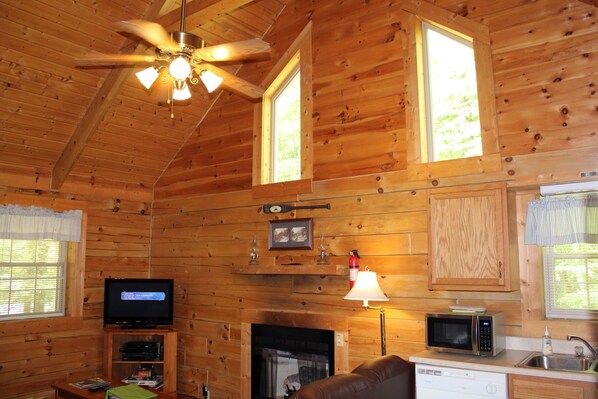 Interior - Mountaineer Relaxing 2 Bedroom Cabin  (Hico)
