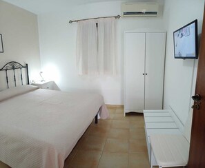 1 quarto, ferros/tábuas de passar roupa, berço de viagem