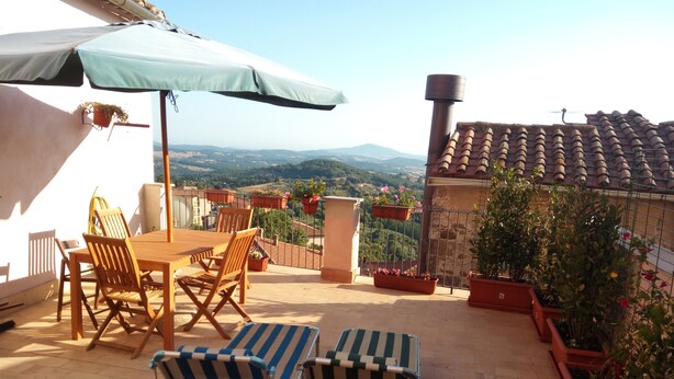 A terrace with a table and chairs, a hanging plant, and a view of the countryside. - Apartment - Silver Sunset (Manciano)