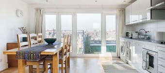 North London Fabulous Loft Apartment + Roof Terrace 5 mins Underground station