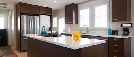 Geladeira, micro-ondas, fogão, cooktop