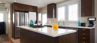 Cozy Hollywood House ★ Central Los Angeles Location ★ 2 Car Parking