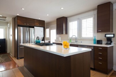 Cozy Hollywood House ★ Central Los Angeles Location ★ 2 Car Parking