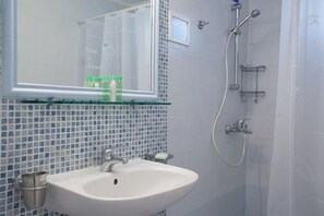 Douche, séchoir à cheveux, serviettes fournies