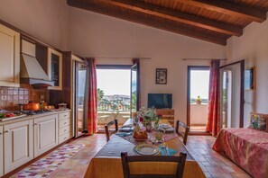 Dining - La Rosa Rossa apartment in villa with garden and wonderful panoramic view (Sciacca, Agrigento)