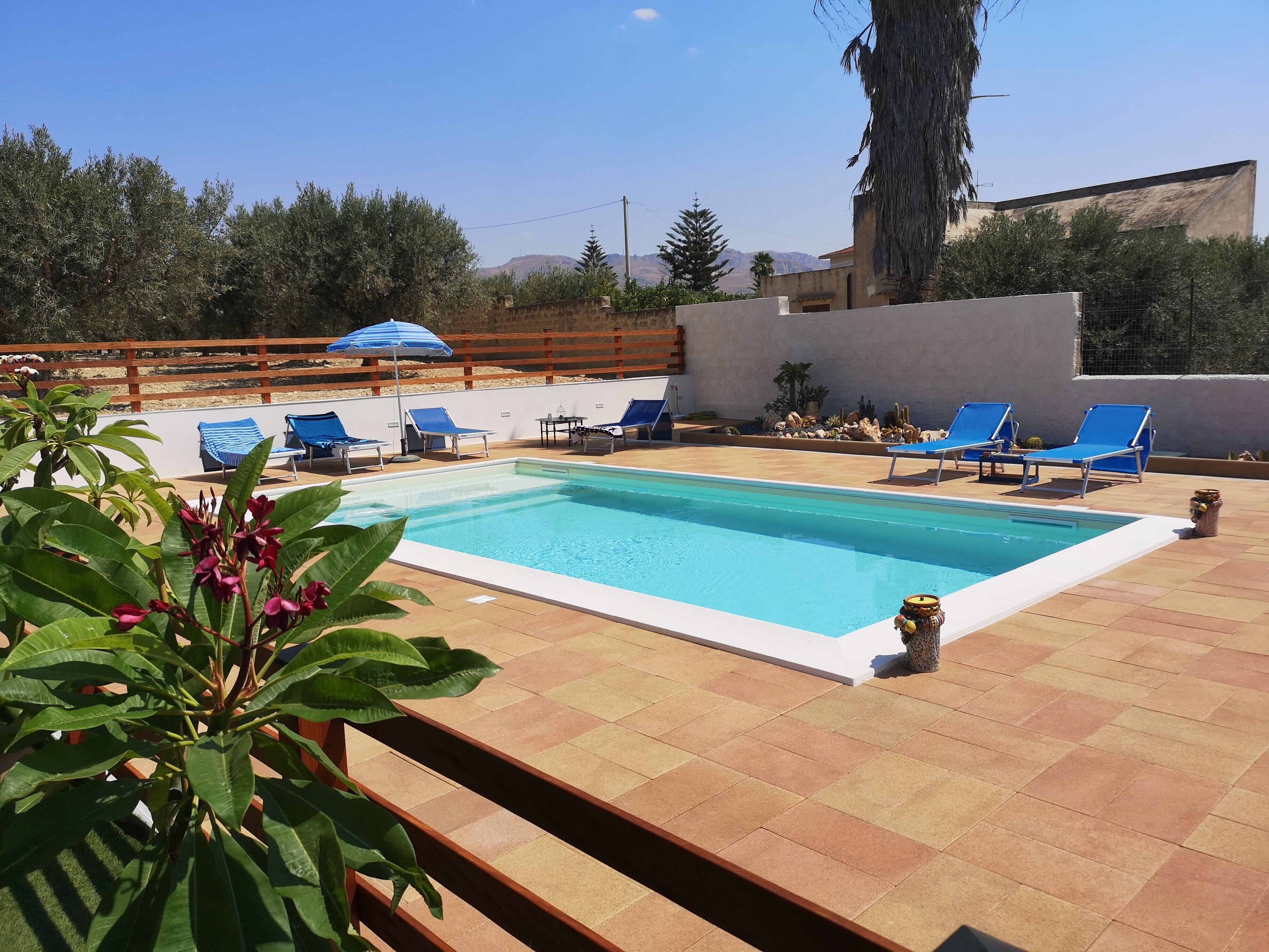 Una piscina al aire libre