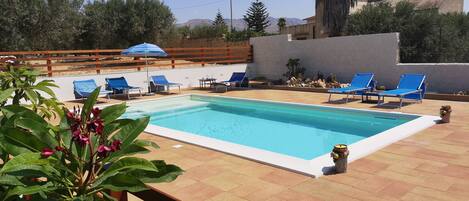Una piscina al aire libre