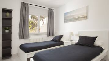 4 habitaciones, tabla de planchar con plancha y cuna de viaje