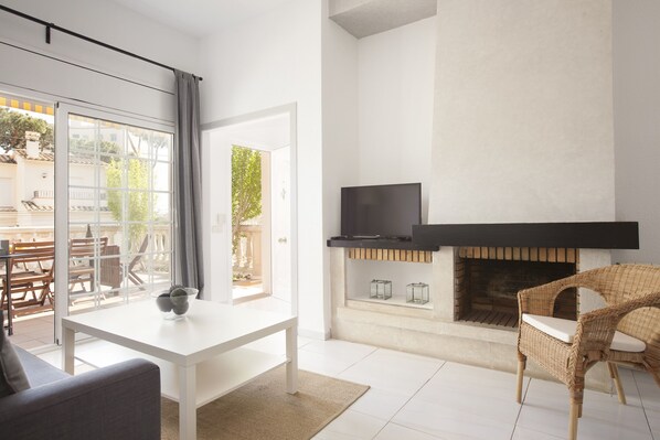 TV, fireplace - House on the Costa Brava, near the beach-Free Wifi. Air conditioning (platja aro)