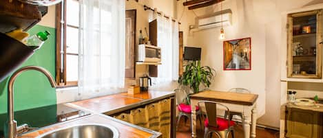 Kühlschrank, Mikrowelle, Herdplatte, Wasserkocher mit Kaffee-/Teezubehör