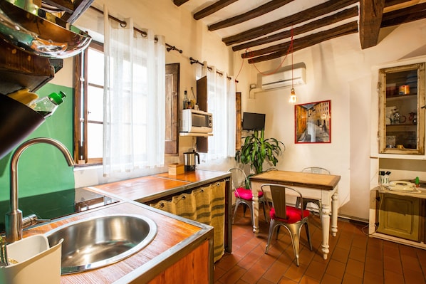 Réfrigérateur, micro-ondes, plaque de cuisson, cafetière/bouilloire