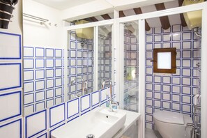 Haartrockner, Handtücher, Seife, Toilettenpapier