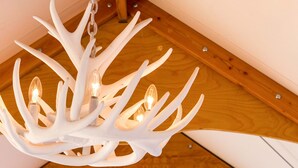 Un candelabro con varias bombillas.