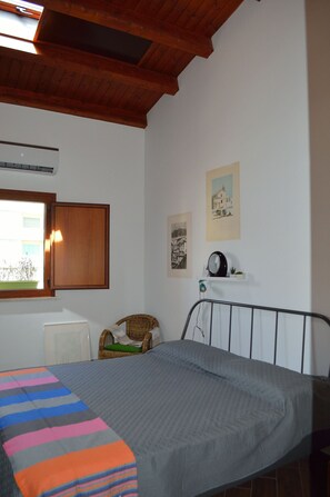 1 slaapkamer, een strijkplank/strijkijzer, gratis wifi, beddengoed