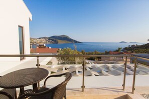 Outdoor dining - Villa Mermaid situated in a prime location. (Kalkan)