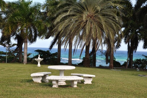 Beautiful 1 BR Beach View Apartment, Gated, Serene. 