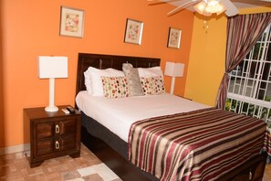 1 slaapkamer, een strijkplank/strijkijzer, gratis wifi, beddengoed