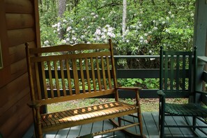 Terrace/patio - Our open 2 -story, 2- Bedroom Cabin! (Hico)
