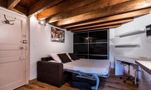 1 slaapkamer, een strijkplank/strijkijzer, gratis wifi, beddengoed