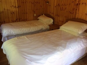 2 bedrooms, free WiFi, bed sheets - Berneray is a charming cabin in a beautiful setting, deep in the forest. (Taynuilt)