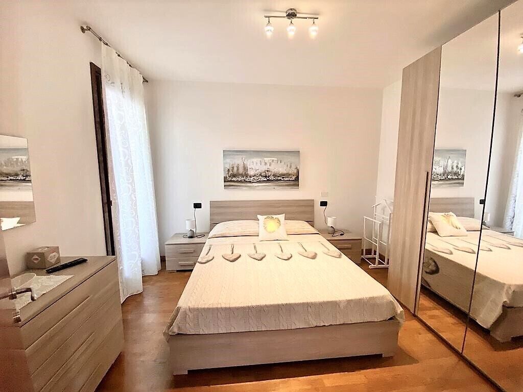 2 slaapkamers, een kluis op de kamer, een strijkplank/strijkijzer, wifi