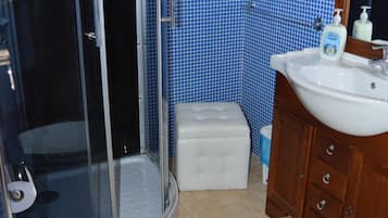 Ducha, bañera de hidromasaje, secador de pelo, toallas
