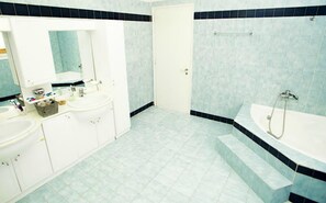 Baignoire, sèche-cheveux, bidet, serviettes fournies