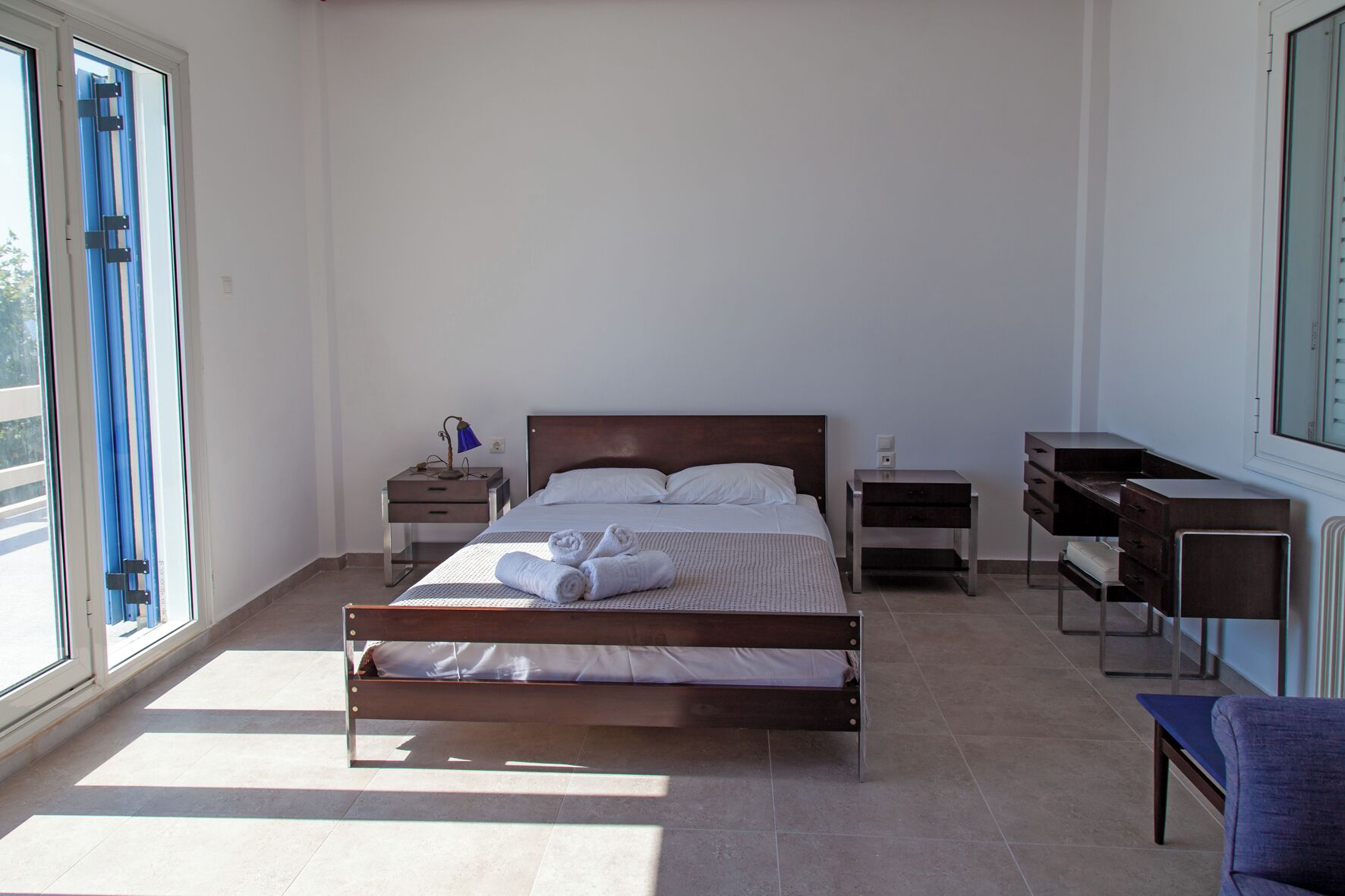 Ein Schlafzimmer mit Bett, Schreibtisch, Stuhl und Nachttisch.