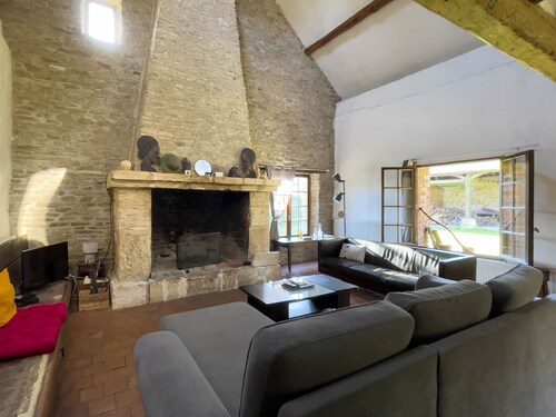 In a nearby hamlet of the Oise, at the foot of a 15th century chapel,