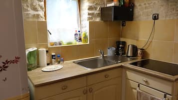 Fridge, microwave, stovetop, coffee/tea maker