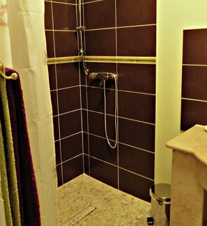 Douche, sèche-cheveux, serviettes fournies