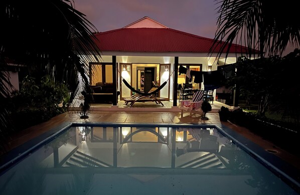 Una piscina al aire libre