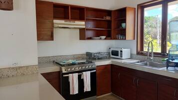 Jääkaappi, mikroaaltouuni, uuni, liesi