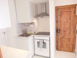 Kühlschrank, Mikrowelle, Wasserkocher mit Kaffee-/Teezubehör, Toaster