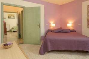1 bedroom, iron/ironing board, travel cot, free WiFi - Edera cozy house in Tuscan village (Castel San Gimignano)