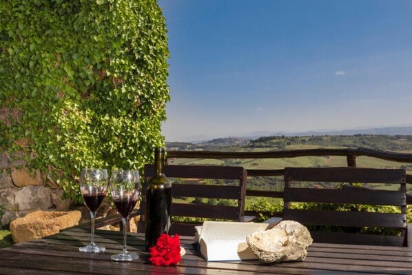 Outdoor dining - Edera cozy house in Tuscan village (Castel San Gimignano)