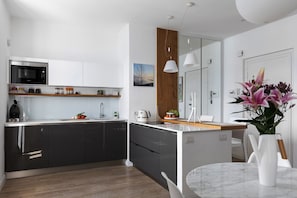 Réfrigérateur, micro-ondes, plaque de cuisson, lave-vaisselle